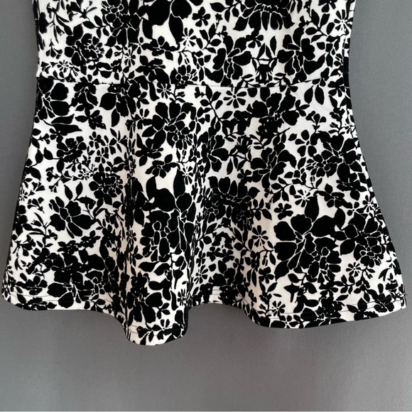 Sloane & Sadie XS black and white velvet textured ruffle hem flare top - Picture 3 of 12